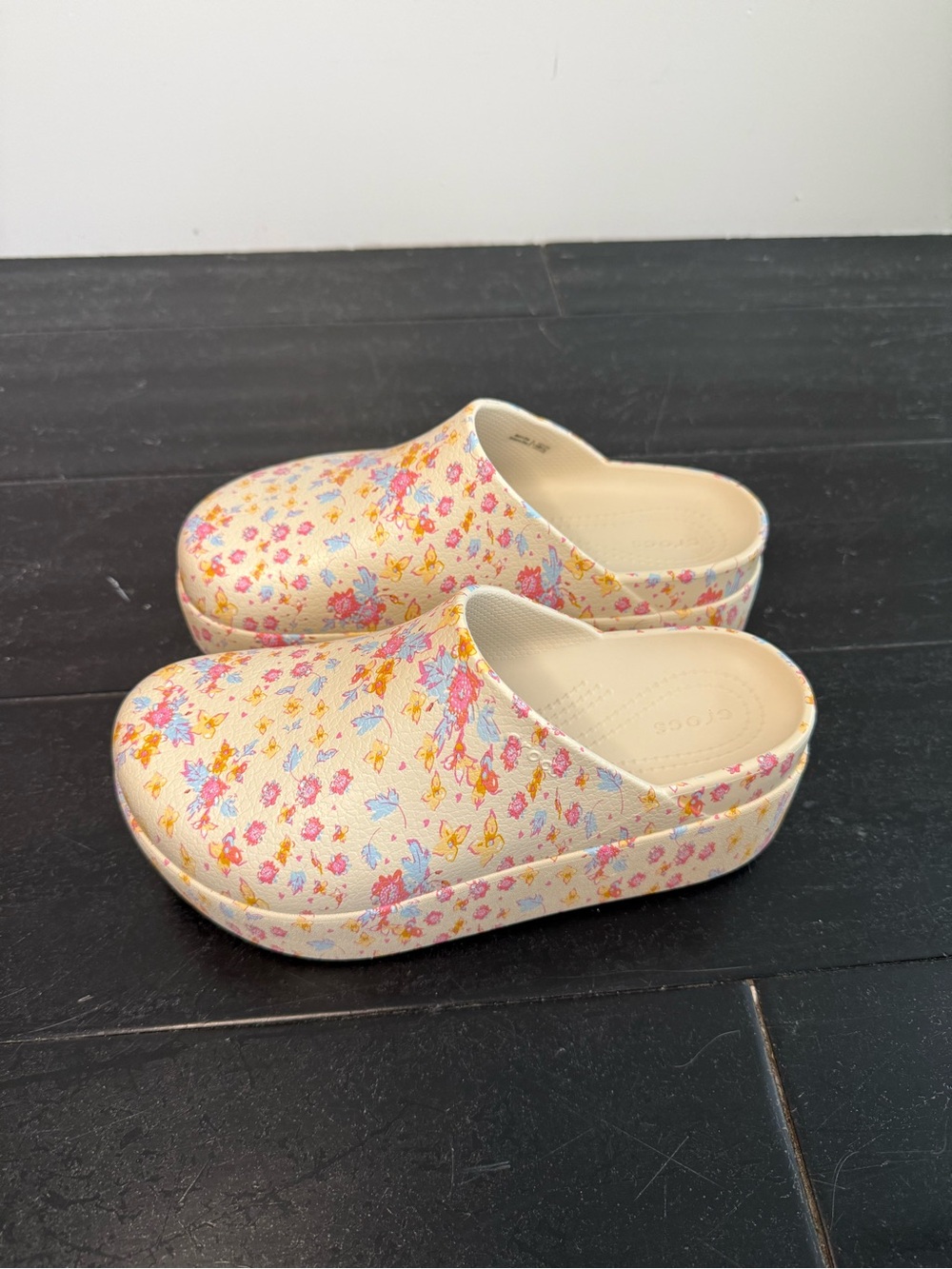 NWOT CROCS Dylan Platform Clogs - Cream Floral Print - Picture 3 of 8